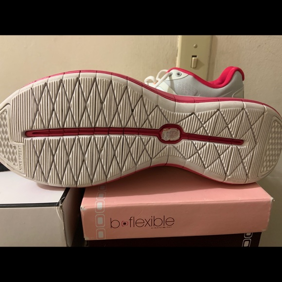 Nike Women Running shoe - Picture 3 of 4